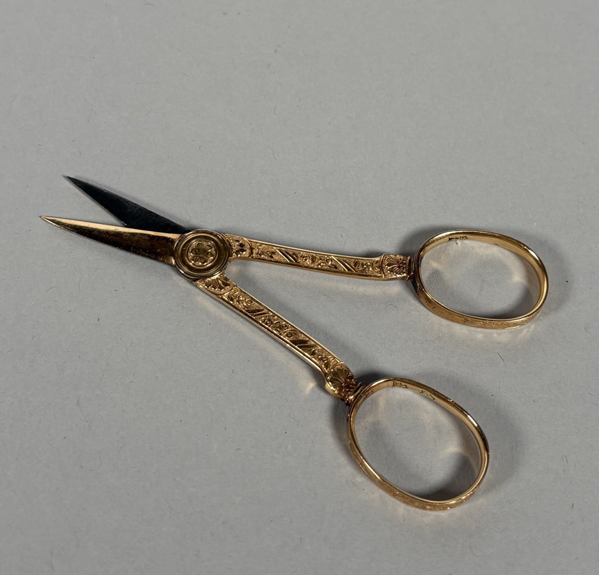 Paire de ciseaux de couture XVIIIème siècle en or jaune 18k (750 millièmes)-photo-4