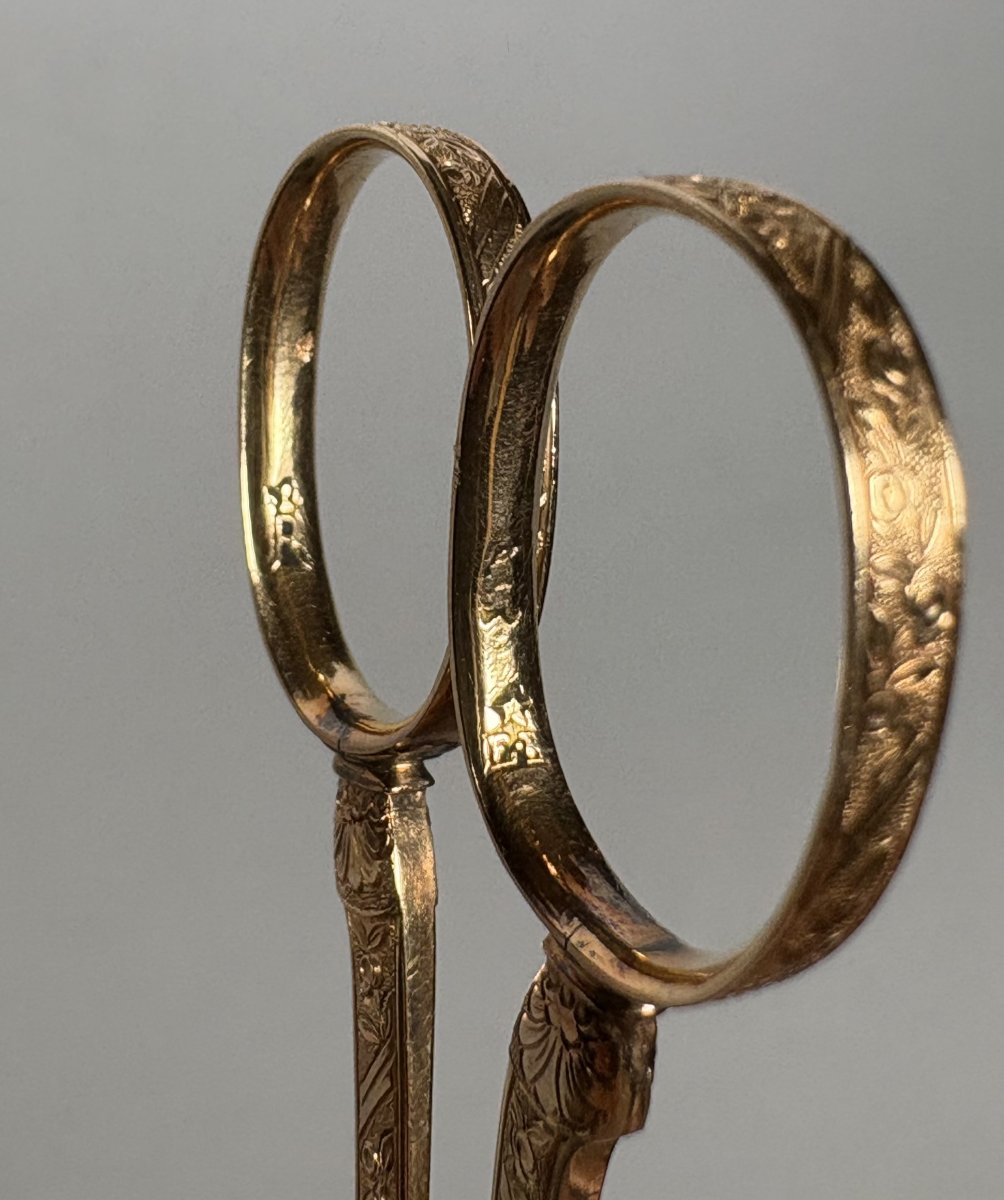 Paire de ciseaux de couture XVIIIème siècle en or jaune 18k (750 millièmes)-photo-1