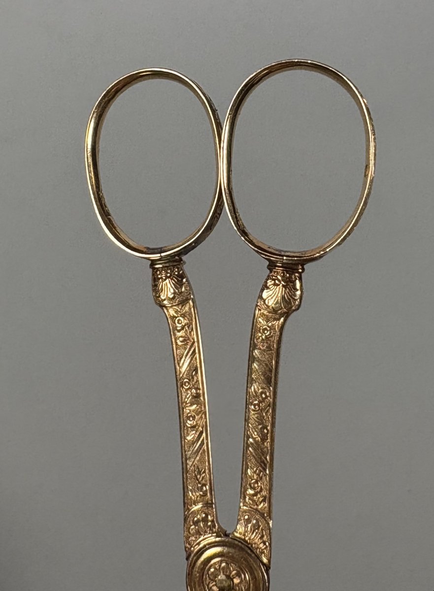 Paire de ciseaux de couture XVIIIème siècle en or jaune 18k (750 millièmes)-photo-2