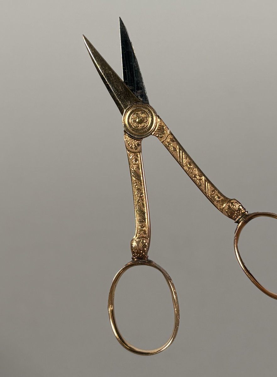 Paire de ciseaux de couture XVIIIème siècle en or jaune 18k (750 millièmes)-photo-3