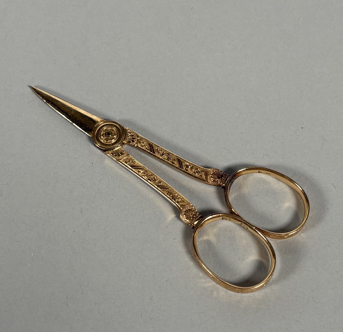 Paire de ciseaux de couture XVIIIème siècle en or jaune 18k (750 millièmes)
