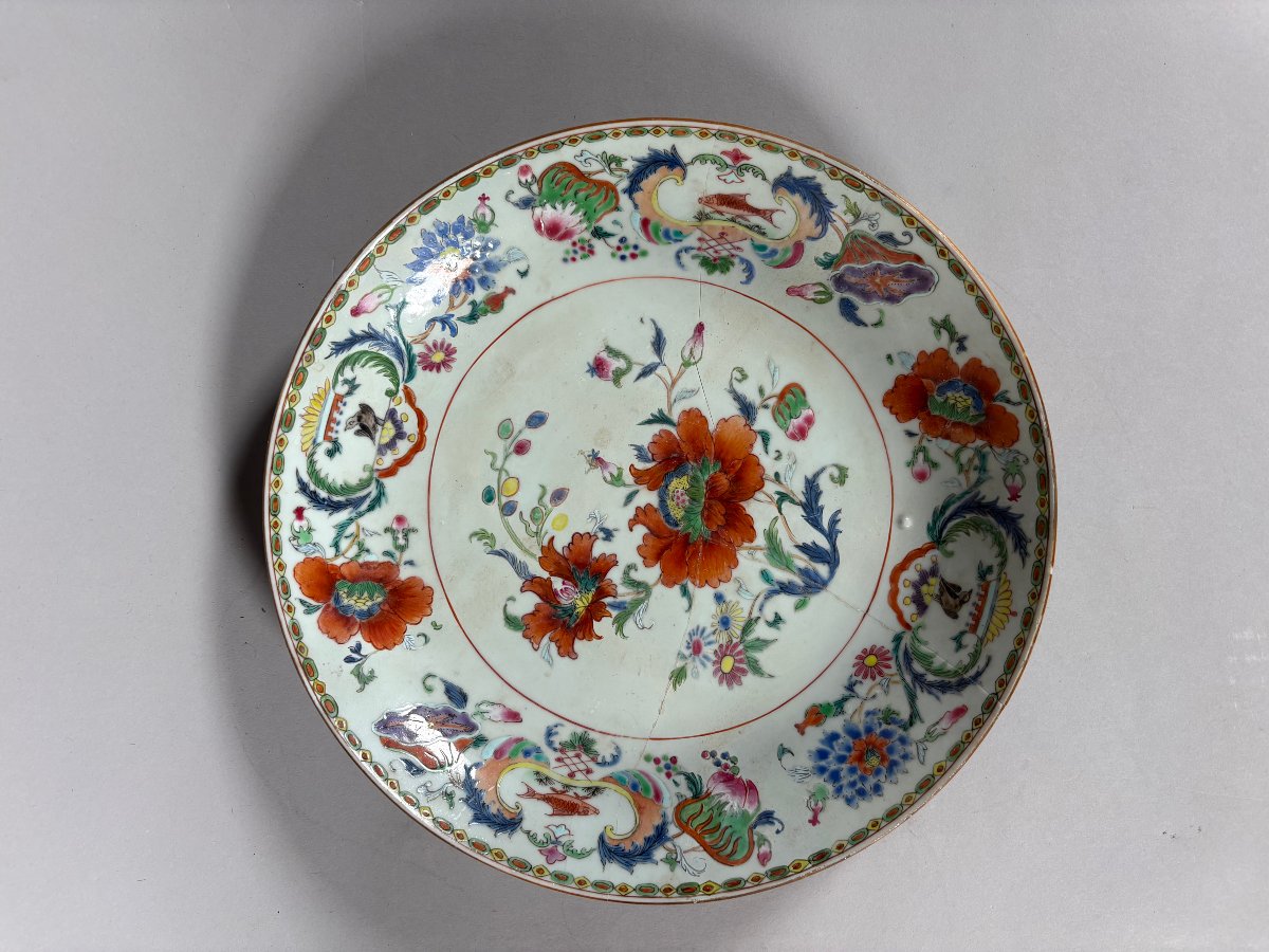 Chine Assiette en porcelaine au décor " pompadour" XVIIIeme Epoque Qianlong (1711 - 1799) 