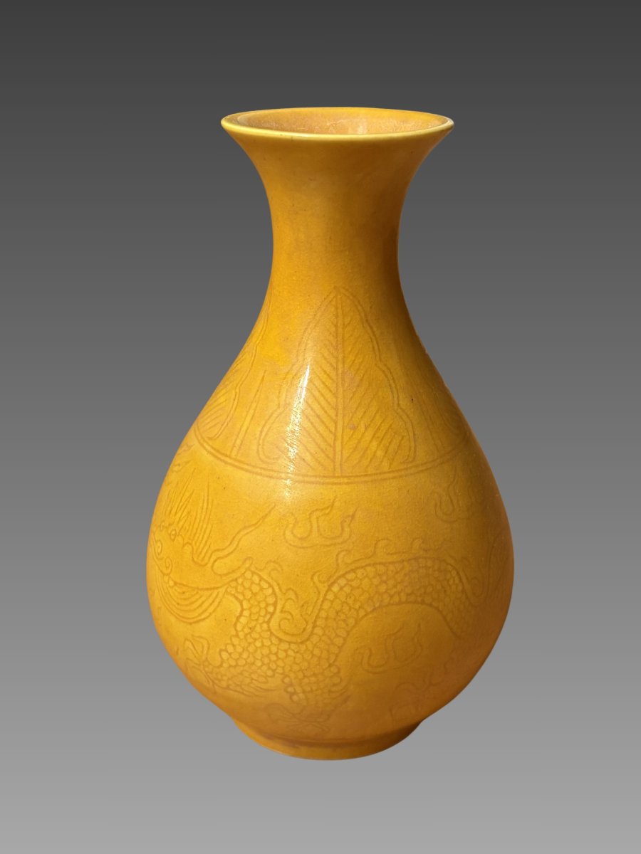 Vase en porcelaine monochrome jaune incisé - Chine Dynastie Qing -photo-2