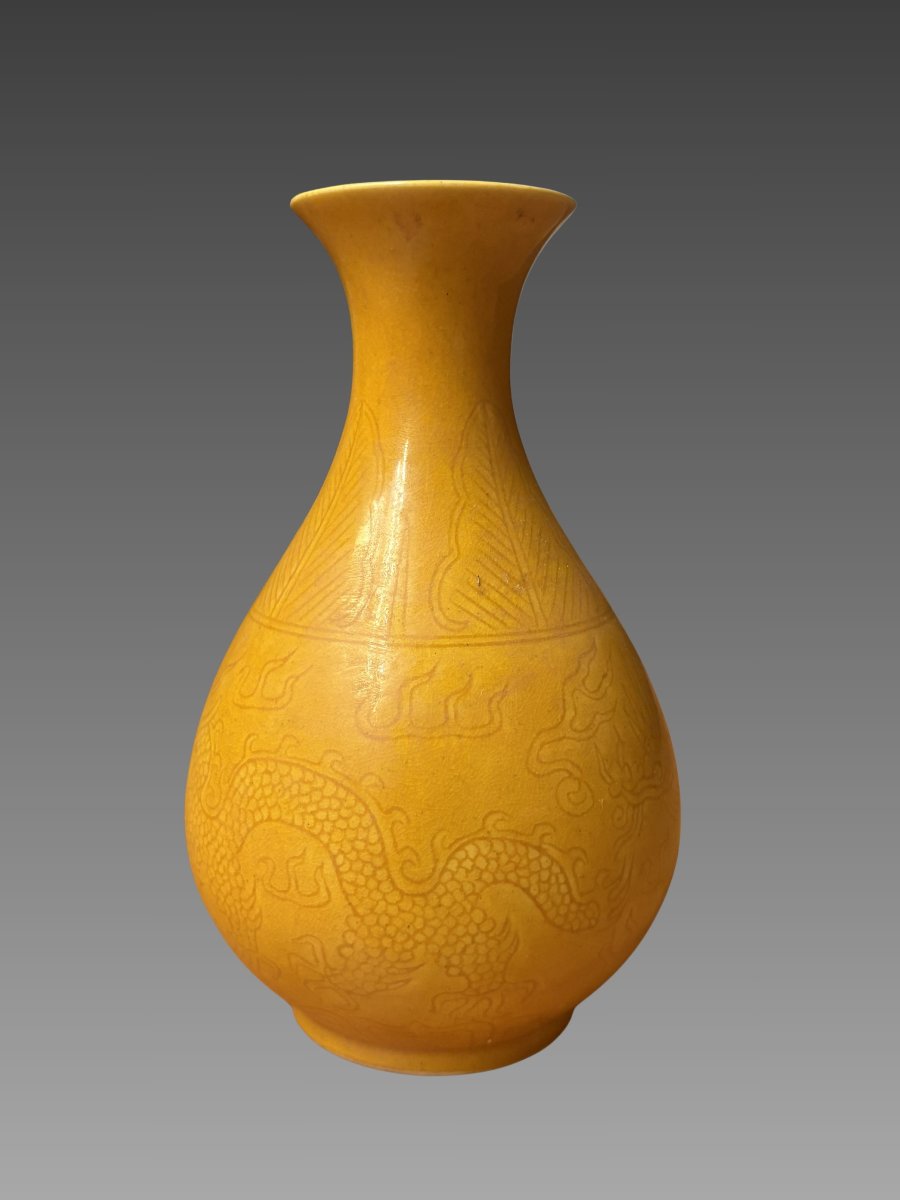 Vase en porcelaine monochrome jaune incisé - Chine Dynastie Qing 