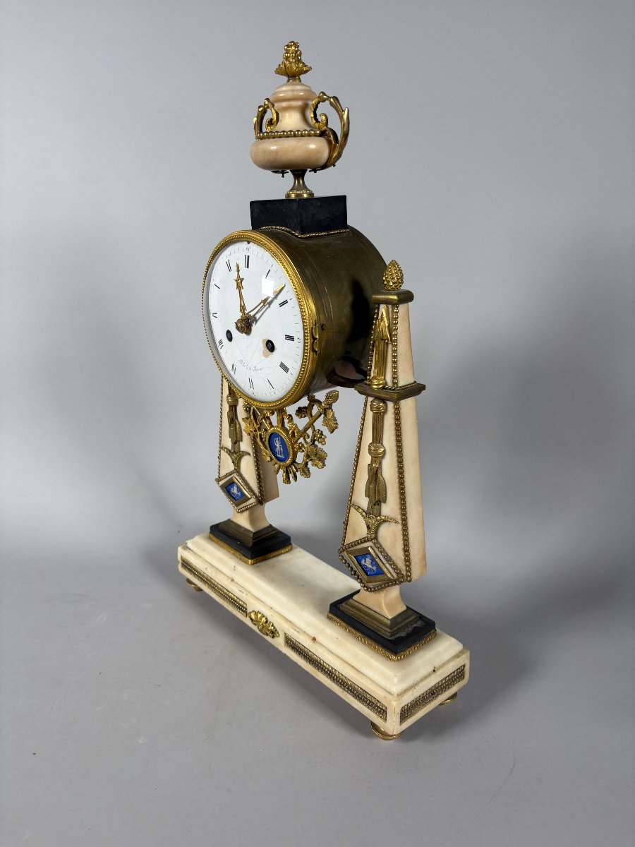Louis XVI-era Portal Clock, White Marble And Wedgwood Porcelain, 18th Century-photo-1