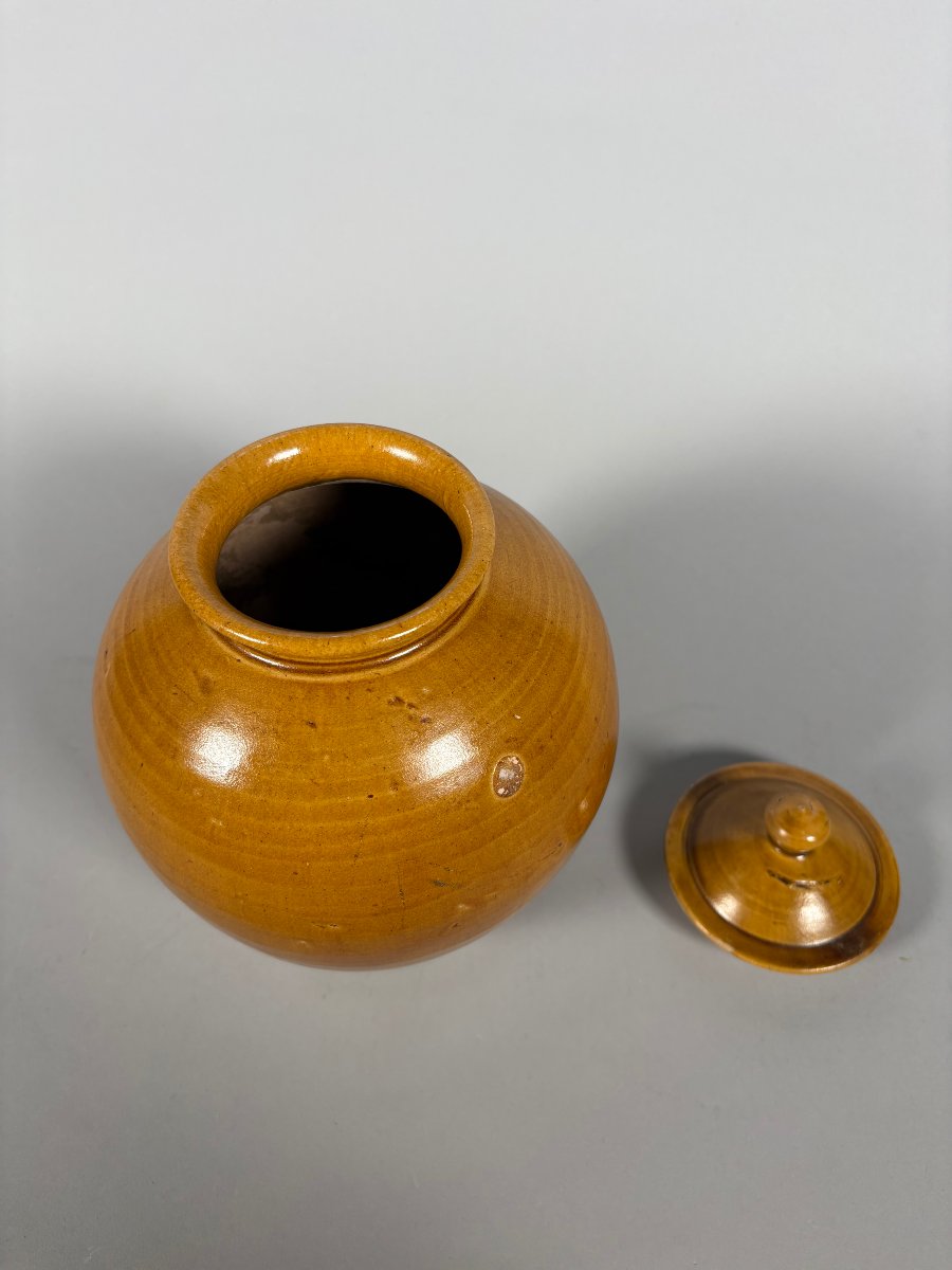 Covered Terracotta Vase With Amber Glaze From The Tang Dynasty (618–907)-photo-1