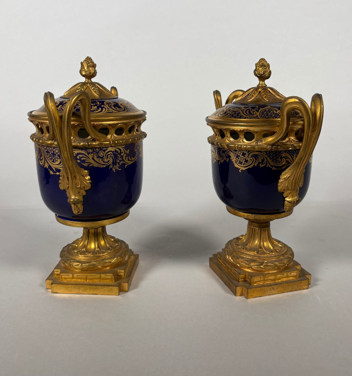Paire de pots-pourris en porcelaine de Sèvres d'époque louis XVI-photo-2
