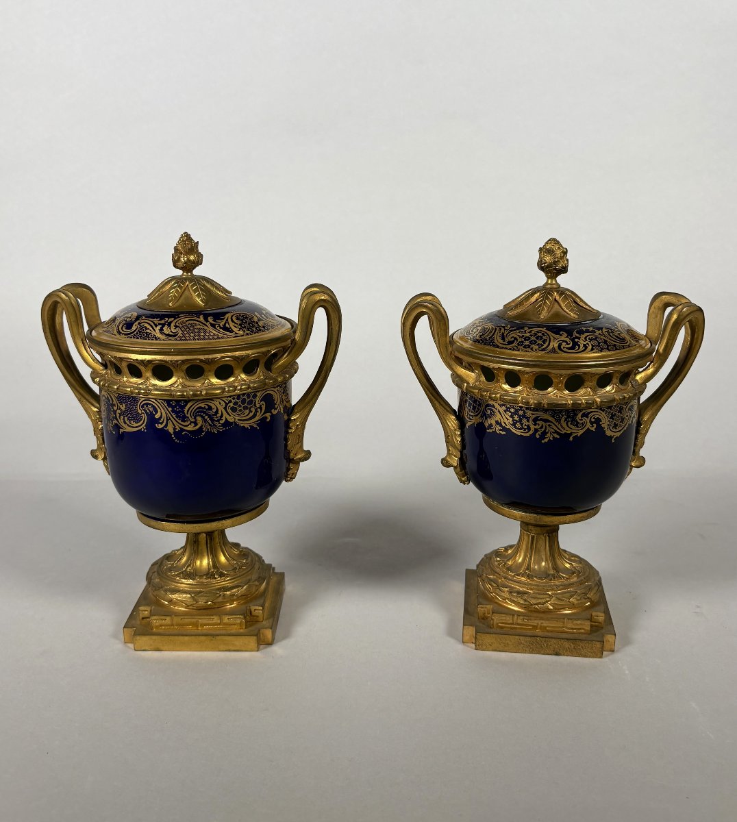 Paire de pots-pourris en porcelaine de Sèvres d'époque louis XVI-photo-1