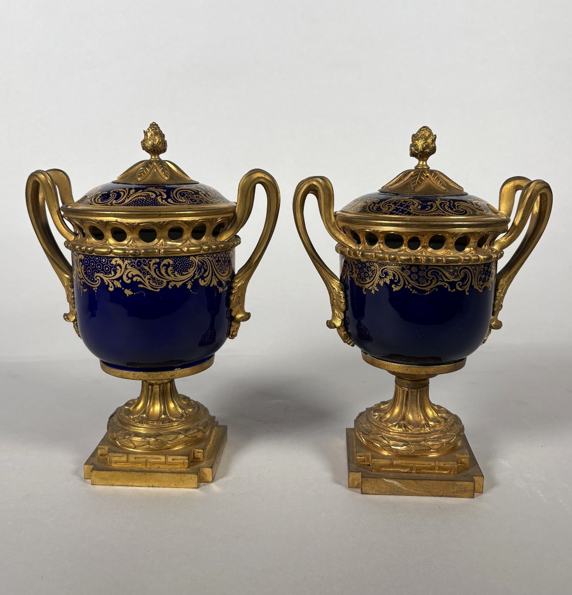 Paire de pots-pourris en porcelaine de Sèvres d'époque louis XVI