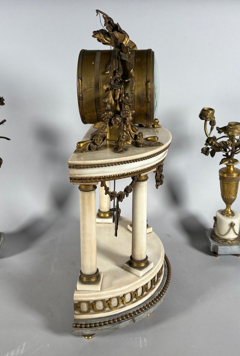Garniture de cheminée pendule portique de style Louis XVI et candélabres aux fleurs-photo-2