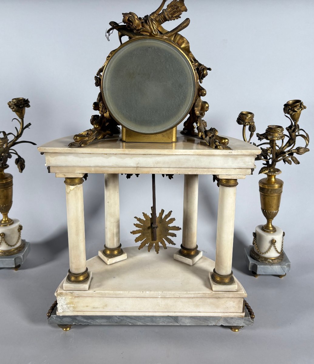 Garniture de cheminée pendule portique de style Louis XVI et candélabres aux fleurs-photo-3