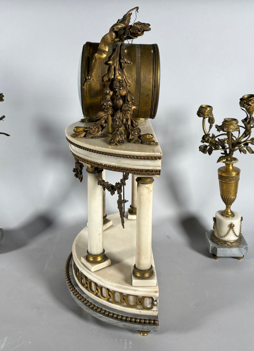 Garniture de cheminée pendule portique de style Louis XVI et candélabres aux fleurs-photo-1