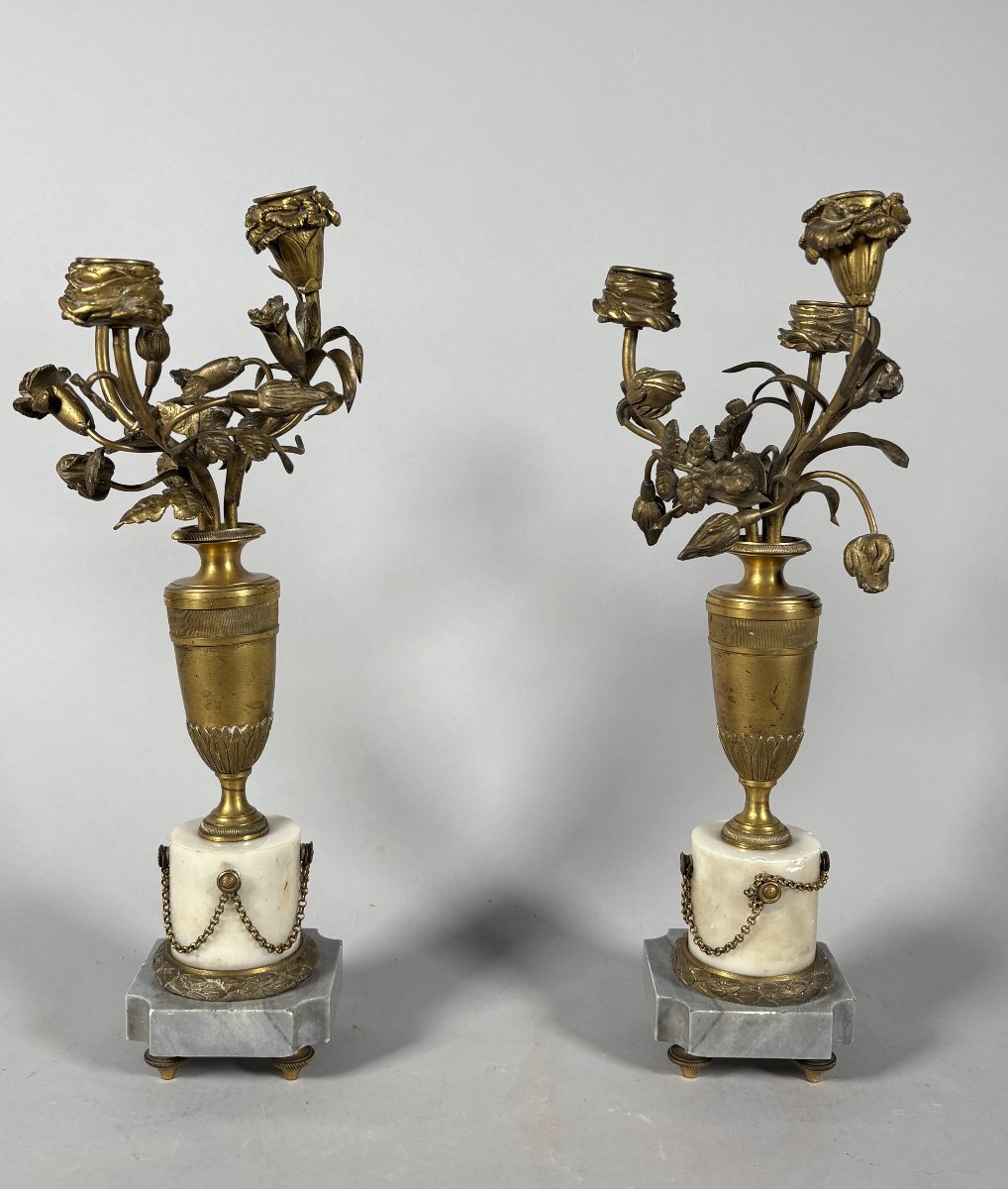 Garniture de cheminée pendule portique de style Louis XVI et candélabres aux fleurs-photo-2