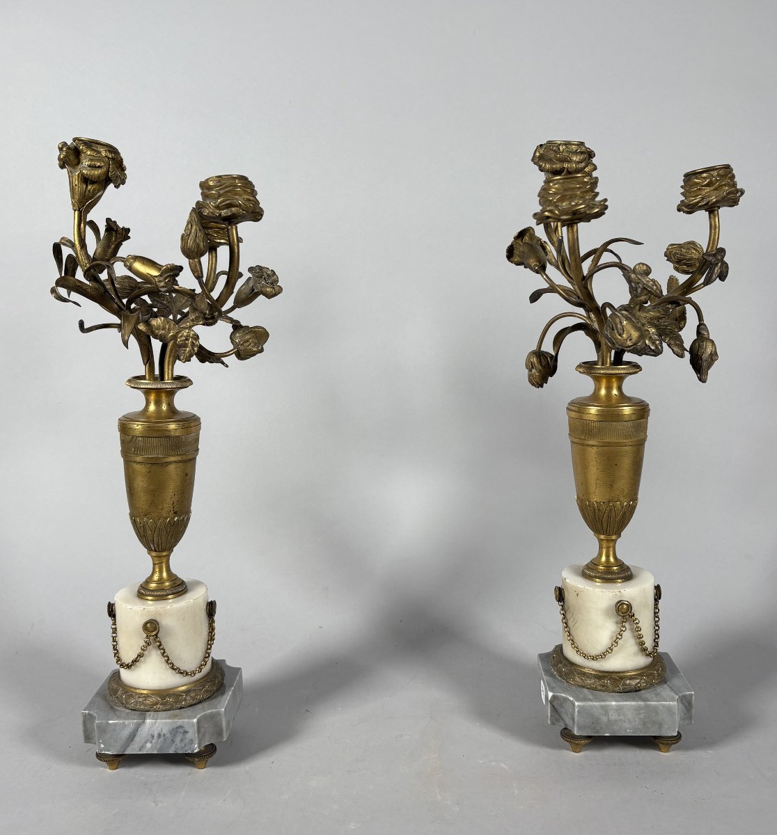 Garniture de cheminée pendule portique de style Louis XVI et candélabres aux fleurs-photo-4