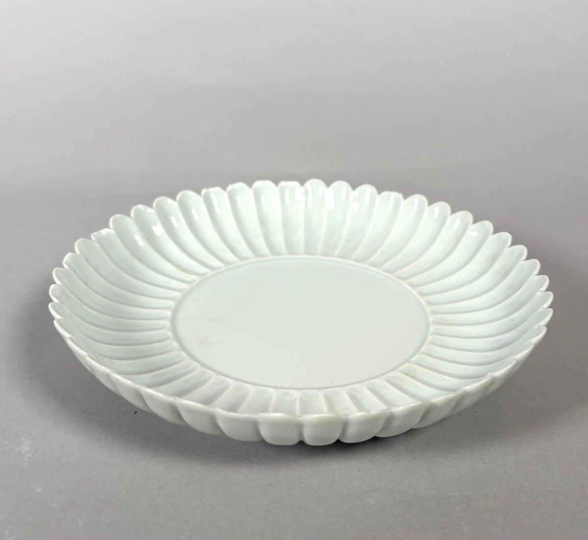 Monochrome White Porcelain Cup From The Qianlong Dynasty (1736–1795) Chrysanthemum Flower-photo-2