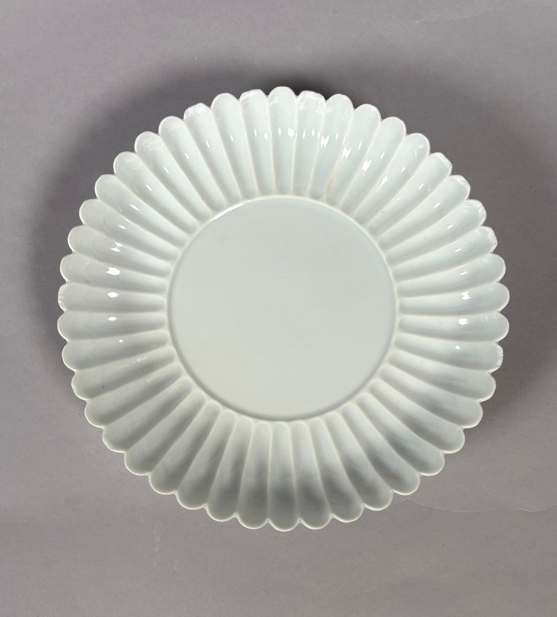 Monochrome White Porcelain Cup From The Qianlong Dynasty (1736–1795) Chrysanthemum Flower-photo-3