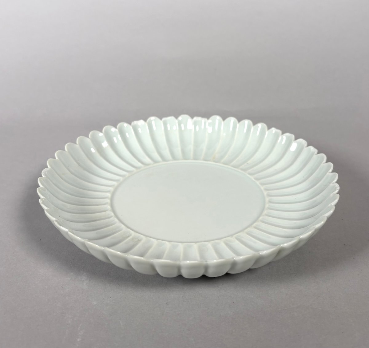 Monochrome White Porcelain Cup From The Qianlong Dynasty (1736–1795) Chrysanthemum Flower-photo-4