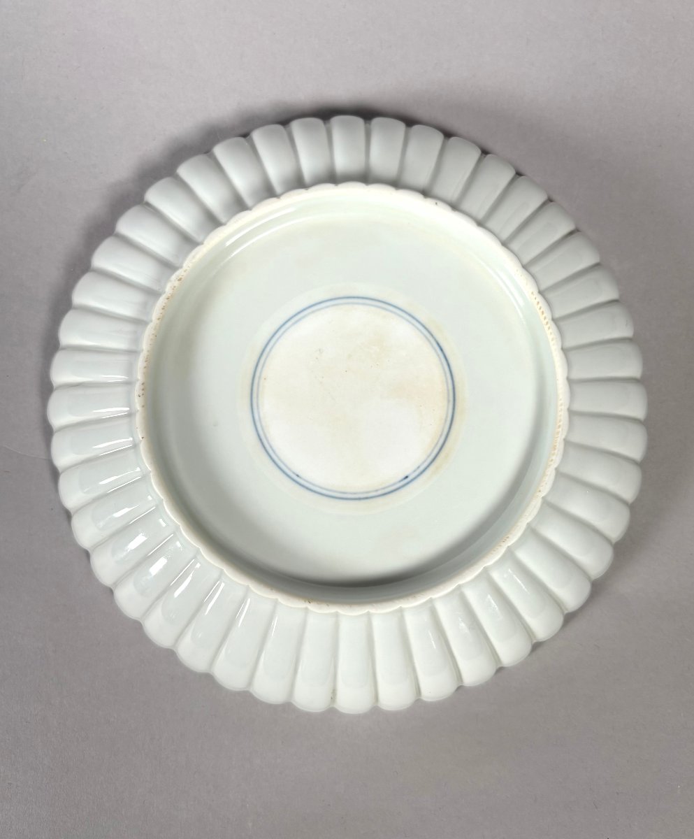 Monochrome White Porcelain Cup From The Qianlong Dynasty (1736–1795) Chrysanthemum Flower-photo-1