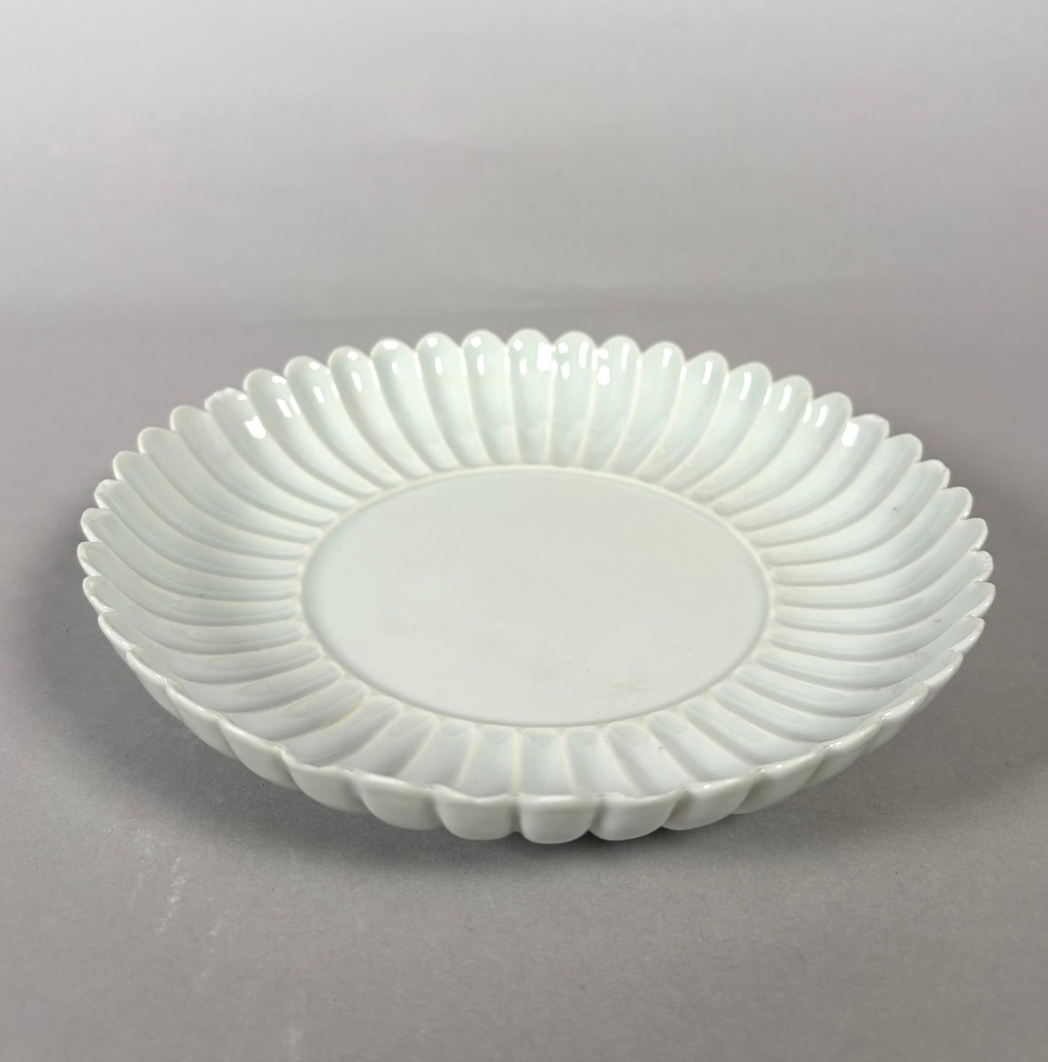 Monochrome White Porcelain Cup From The Qianlong Dynasty (1736–1795) Chrysanthemum Flower-photo-2