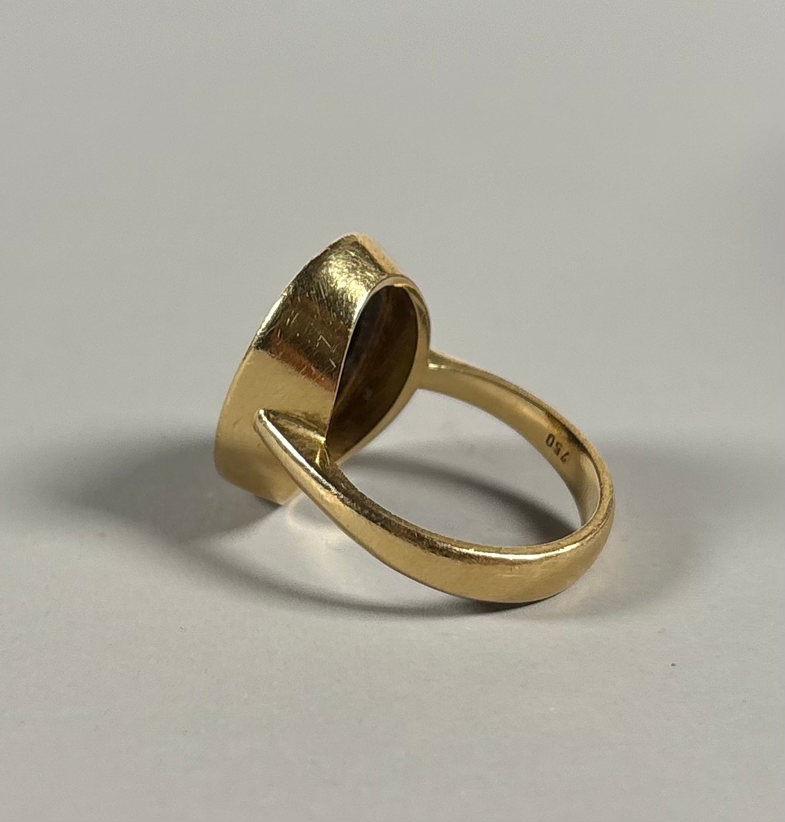 18k Yellow Gold Ring Set With A Large Dark Australian Opal-photo-3
