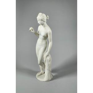 Sculpture En Marbre Blanc XIXeme Siecle Représente Vénus à La Pomme