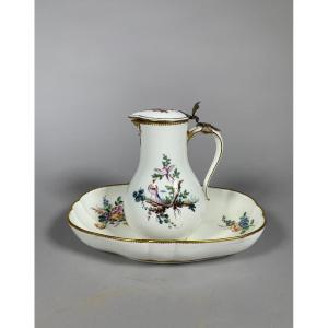 Pot à Eau Couvert En Porcelaine De Sèvres Du XVIIIe Siècle, Daté 1757