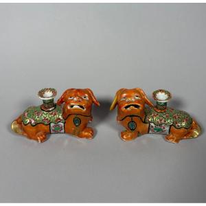 Paire de chiens de Fô Chine,  Jiaqing (1796-1820) porte-baguettes d'encens en porcelaine 
