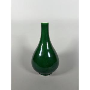 Vase en porcelaine monochrome vert   Kangxi (1662-1722) Chine  XVIIIeme siecle 