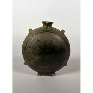 Gourde de cavalier nomade en terre émaillé verte Chine Dynastie Tang (618-907)