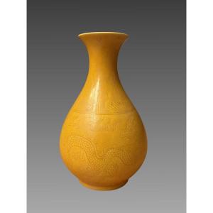 Vase en porcelaine monochrome jaune incisé - Chine Dynastie Qing
