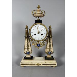 Pendule portique d'époque Louis XVI Marbre Blanc et porcelaine de Wedgwood XVIIIeme siecle