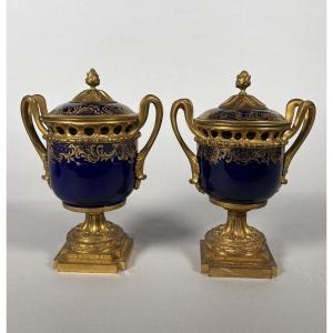 Paire de pots-pourris en porcelaine de Sèvres d'époque louis XVI