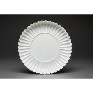 Coupe en porcelaine blanche monochrome Dynastie Qianlong (1736-1795) Fleur chrysanthème