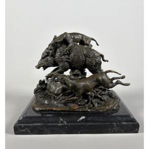Pierre Jules MENE (1810-1879) Sanglier pris par quatre chiens Sculpture en bronze