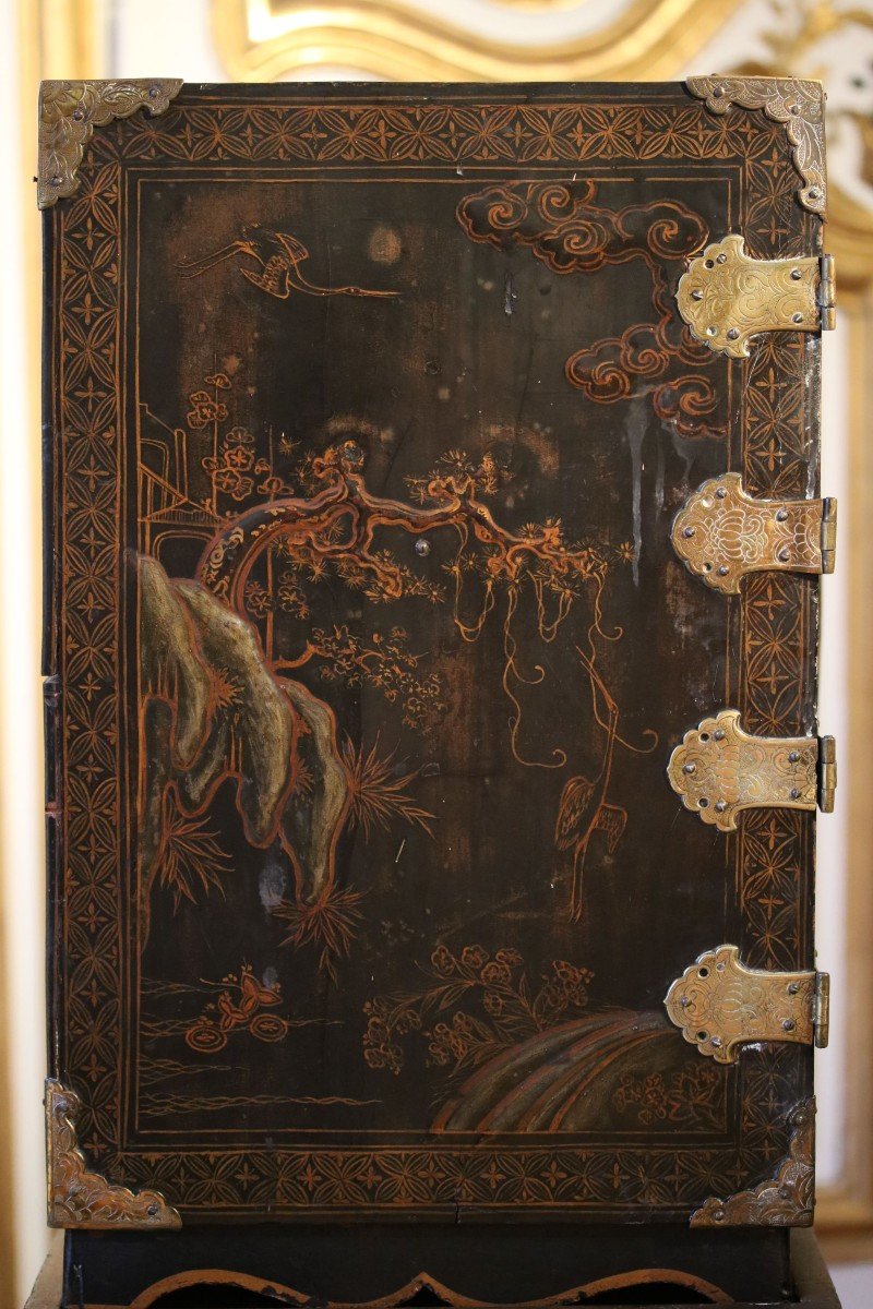 Small Japanese Cabinet In Gold Lacquer On A Black Background-photo-4