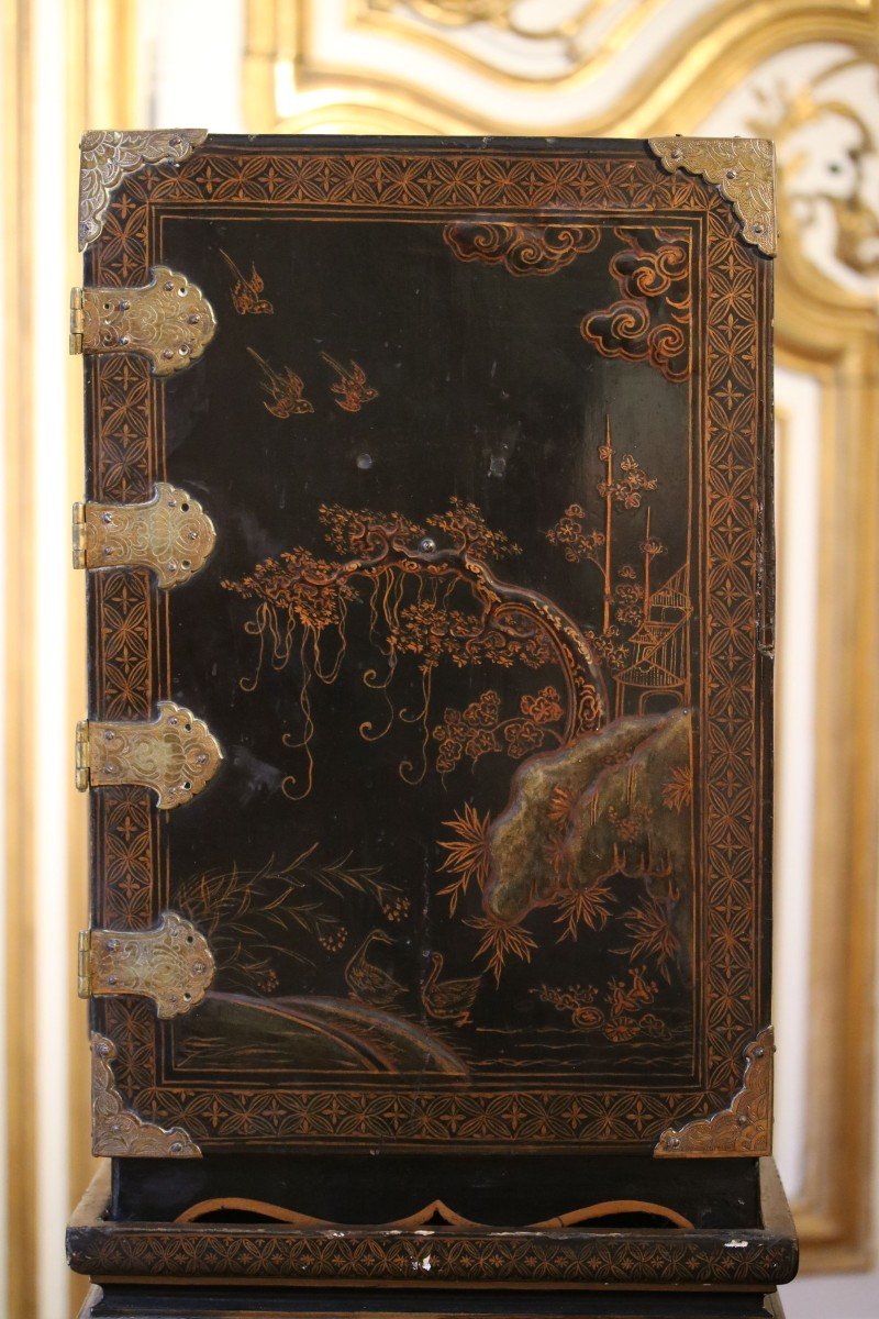 Small Japanese Cabinet In Gold Lacquer On A Black Background-photo-2