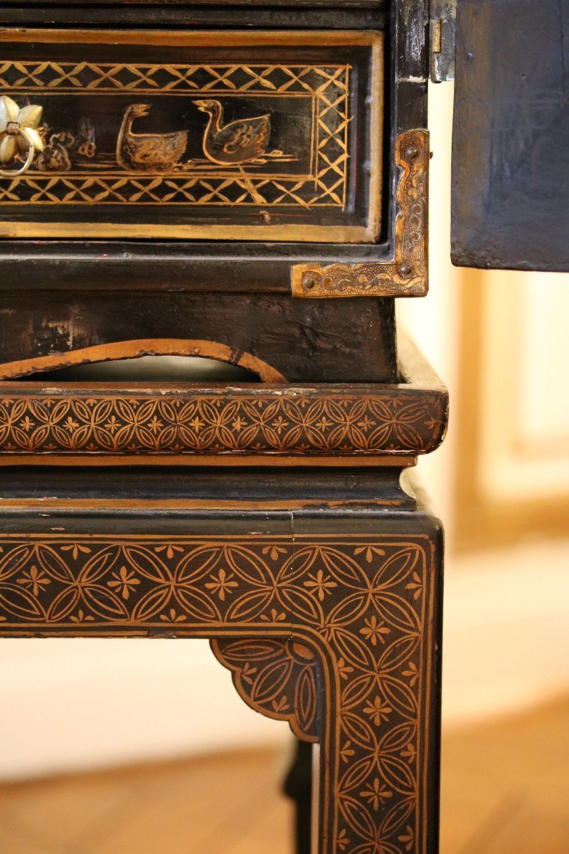 Small Japanese Cabinet In Gold Lacquer On A Black Background-photo-4