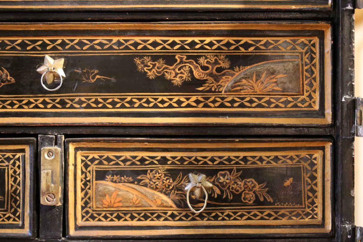 Small Japanese Cabinet In Gold Lacquer On A Black Background-photo-5