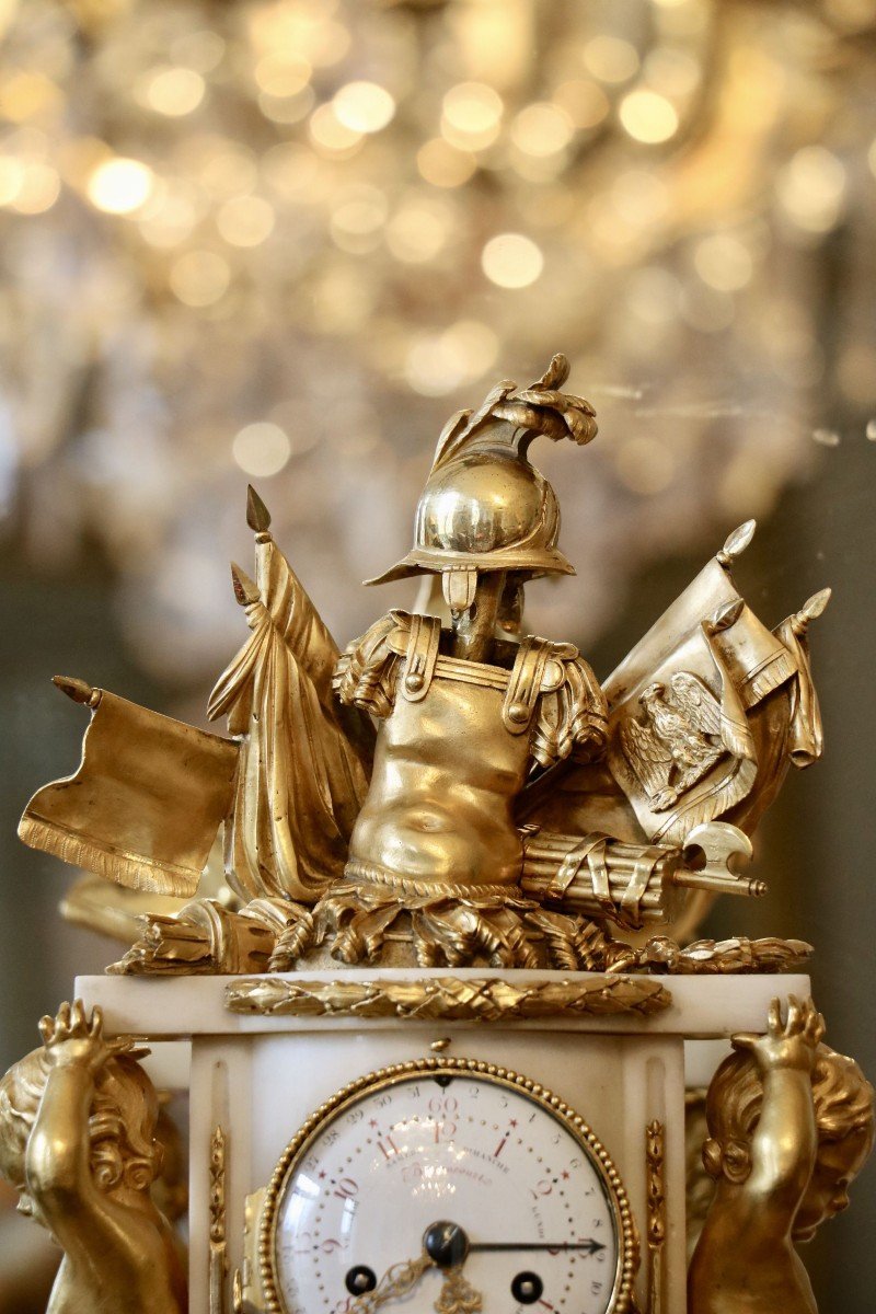 Pendule En Bronze Doré Et En Marbre Blanc Représentant Un Trophée à L’antique-photo-3