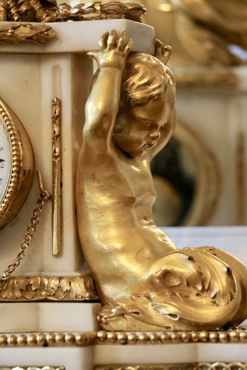 Pendule En Bronze Doré Et En Marbre Blanc Représentant Un Trophée à L’antique-photo-1