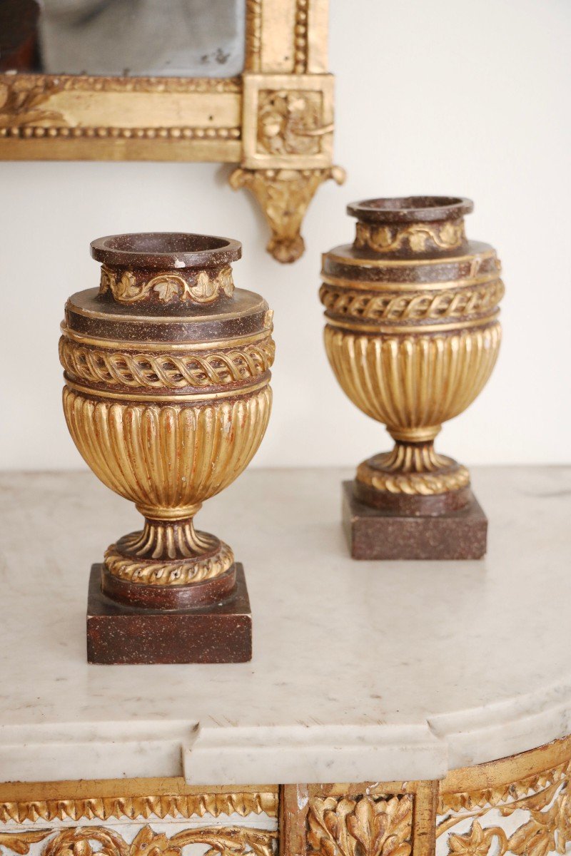 Paire De Vases En Bois Doré Et Peint Imitation Porphyre