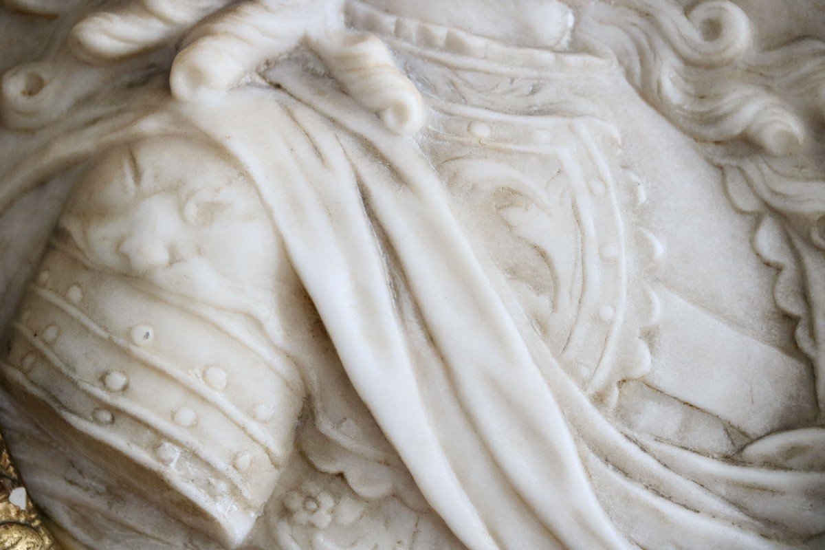 Oval Medallion In White Marble Representative Louis XIV-photo-1