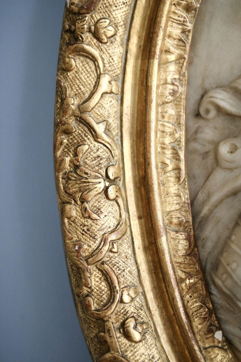 Oval Medallion In White Marble Representative Louis XIV-photo-2