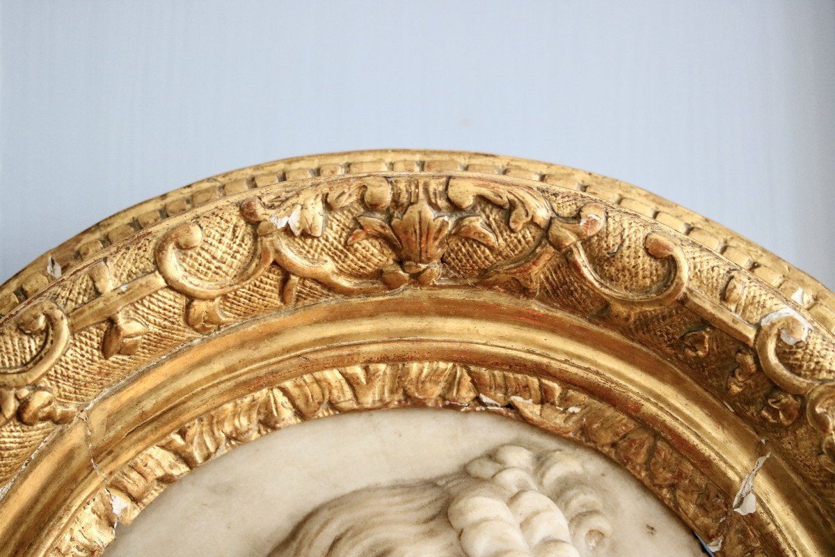 Oval Medallion In White Marble Representative Louis XIV-photo-4