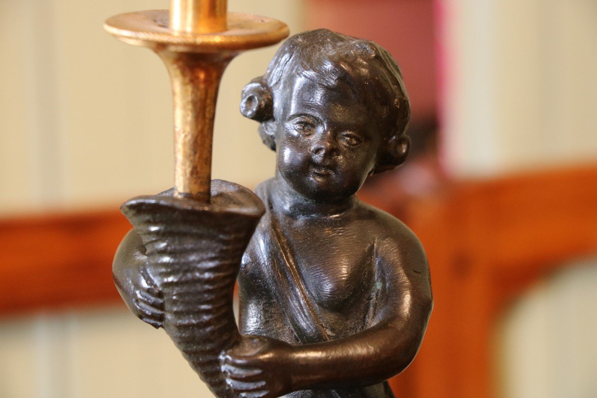 Paire De Bougeoirs Louis XVI En Bronze Doré Et Patiné Représentant Un Putto -photo-1