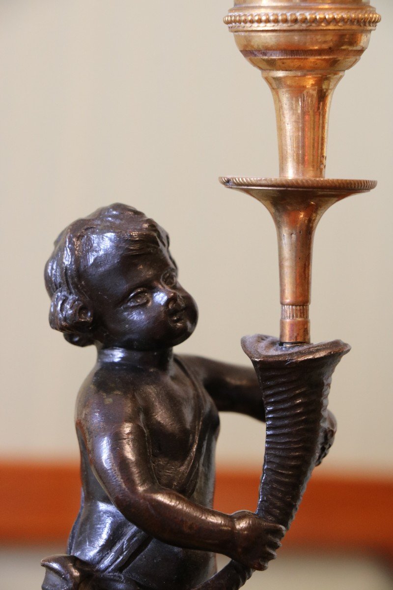 Paire De Bougeoirs Louis XVI En Bronze Doré Et Patiné Représentant Un Putto -photo-3