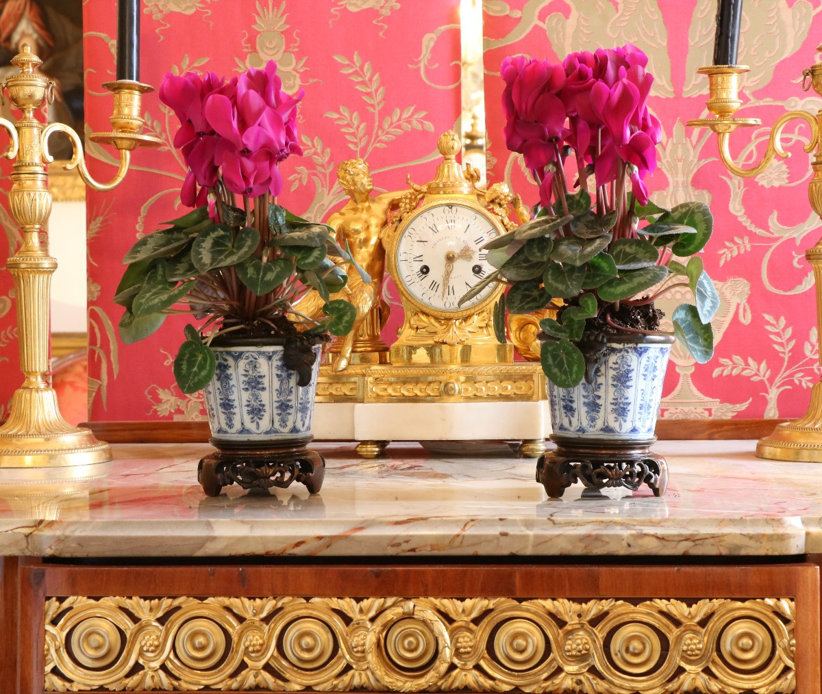 Paire De Petits Vases En Faïence De Delft Montée Sur Bronze
