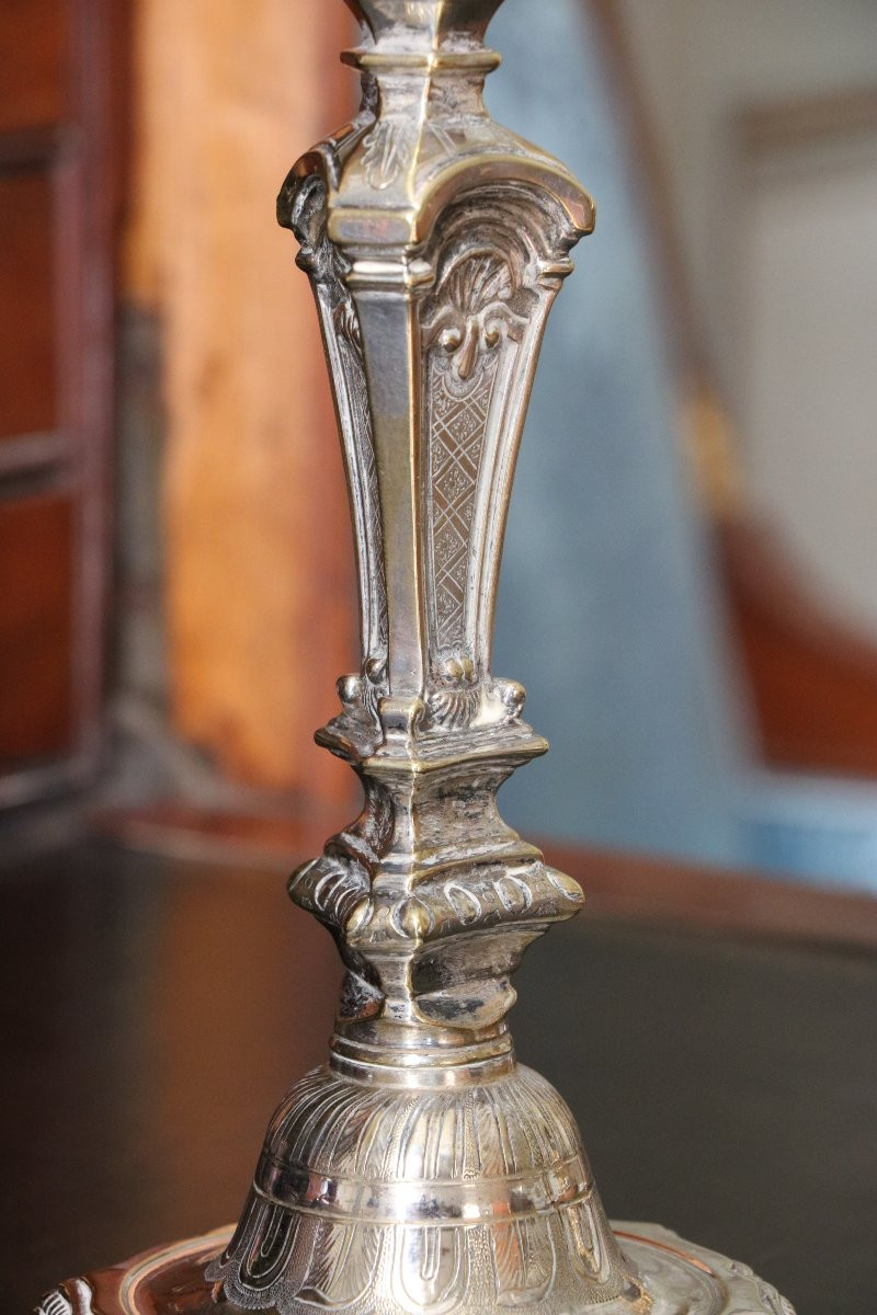 Paire de bougeoirs en métal argenté d’époque Louis XIV-photo-4