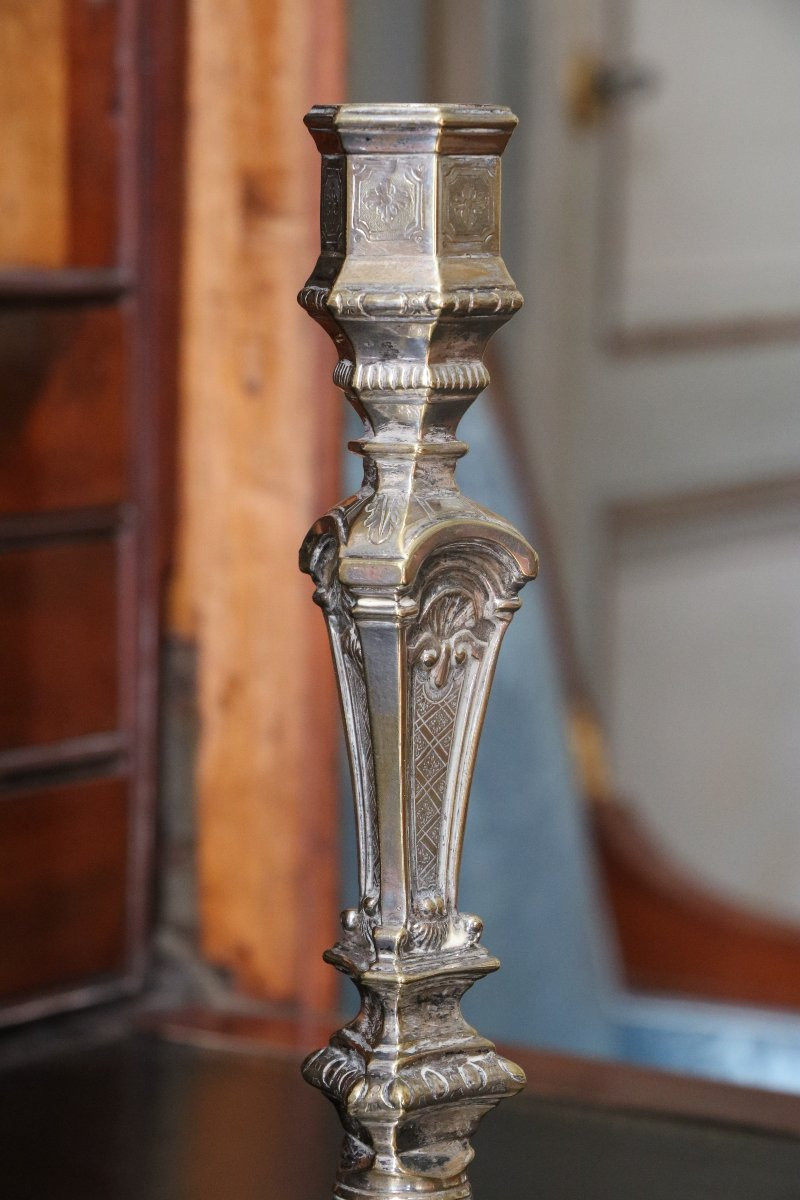 Paire de bougeoirs en métal argenté d’époque Louis XIV-photo-1