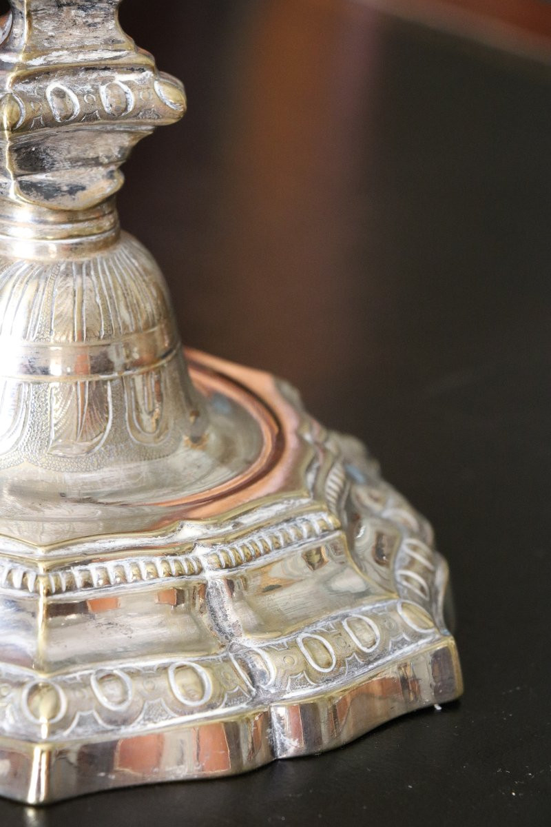 Paire de bougeoirs en métal argenté d’époque Louis XIV-photo-3